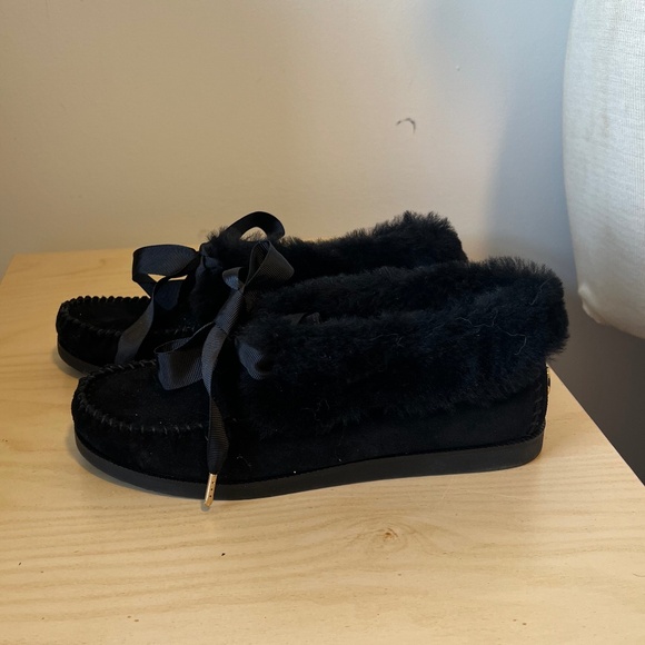 Tory Burch NWOT Aberdeen Black Suede Shearling Bow Logo Slippers - Picture 2 of 5